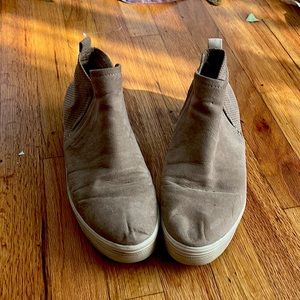 Women size 9.5, Universal Threads 1in platform, lightly worn, VERY comfortable